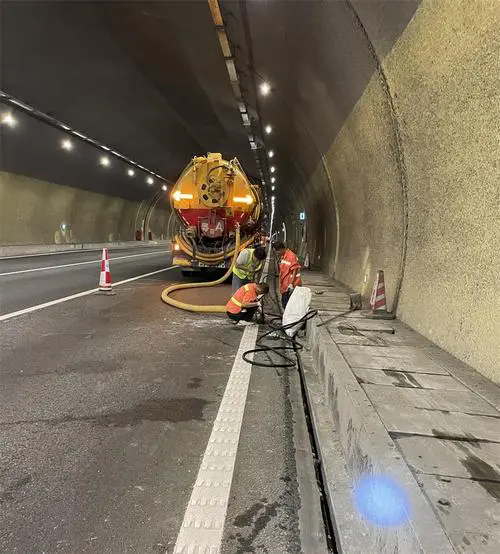 咸安隧道排水渠清淤